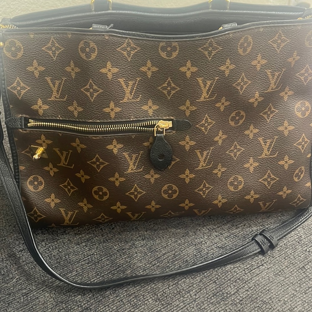 Women’s Louis Vuitton purse